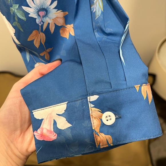 Brand-new floral button-down top - Picture 6 of 8